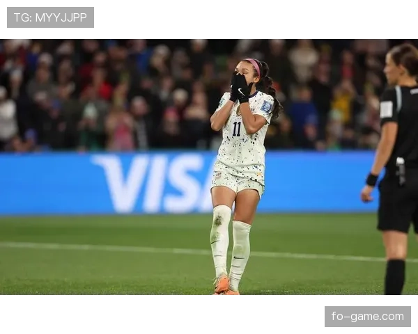 亚历克斯·摩根遛娃像走红毯，那个包和背景把我酸到怀疑人生