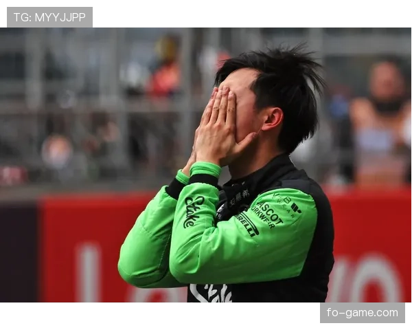 周冠宇在F1围场外被拍到拎着便利店饭团当晚餐，这自律程度真不是一般人能扛的