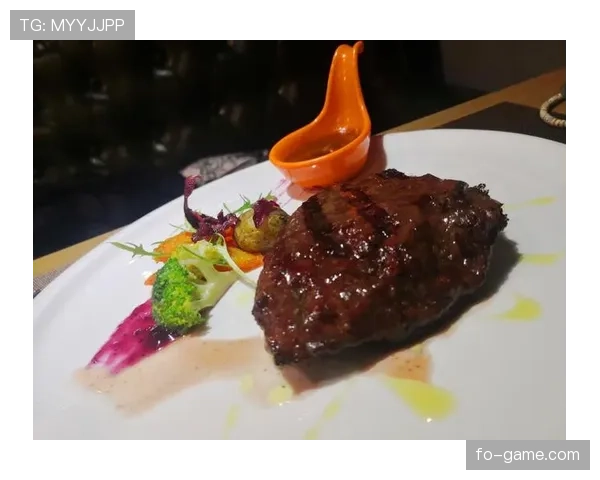 阿尔瓦雷斯训练完吃牛排那架势，普通人一周工资都没那块肉贵吧？